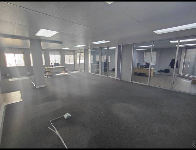 222M² OFFICE TO LET IN VORNA VALLEY